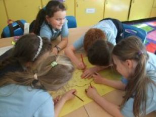 Children in P3/4 working on mindmaps