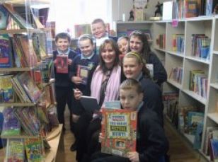 Parent Librarian gets Pupils into Reading