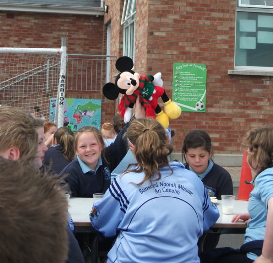 Pupils enjoying picnic